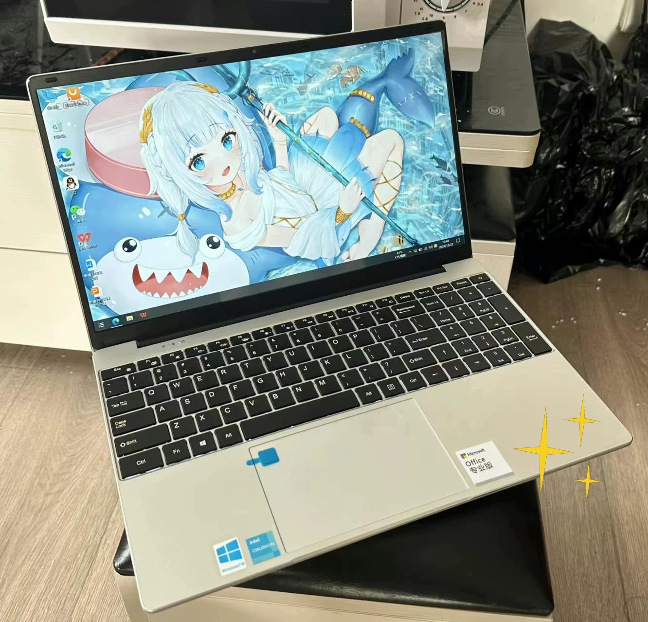 大学生个人自用全新笔记本电脑。我这个电脑是24年在实体店买的6180元英特尔笔记本电脑，标价即是卖价。 因为一些个人原因，现在只好把电脑卖了换点钱急用，随缘便宜